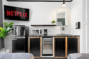 Deluxe Studio Suite (Shared Bathroom) | Private kitchenette