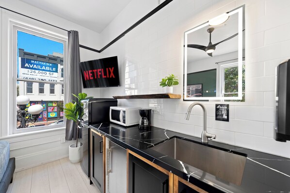 Deluxe Studio Suite | Private kitchenette | Mini-fridge, microwave, cookware/dishes/utensils, paper towels - La Ventana (San Diego)