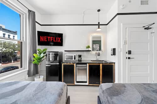Deluxe Studio Suite (Shared Bathroom) | Premium bedding, memory foam beds, individually furnished