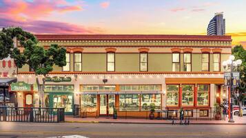 Vista frontal de la propiedad