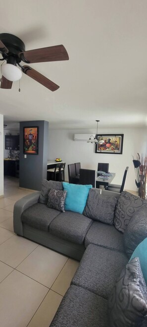 House, 3 Bedrooms | Living area