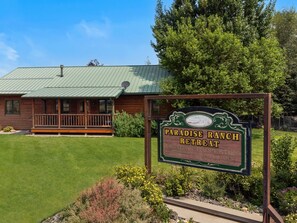 Exterior - Paradise Ranch: 2 Cabins Great for Families, Wedding Guests, Montana Adventurers (Livingston)