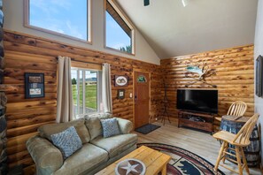 Smart TV, fireplace, books - Paradise Ranch: 2 Cabins Great for Families, Wedding Guests, Montana Adventurers (Livingston)