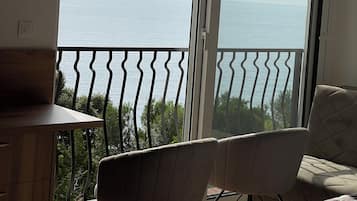 Habitación triple Deluxe, vistas al mar | 1 dormitorio y wifi gratis