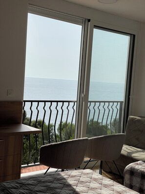 Habitación triple Deluxe, vista al mar | 1 habitación y wifi gratis