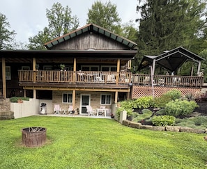 A two-story wooden cabin with a balcony, a covered patio, and a well-maintained garden. - Cozy, scenic, studio apartment for nature-lovers ! (Paris)