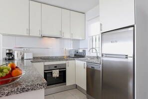 冰箱、微波炉、烤箱、炉灶