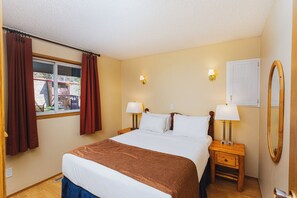 2 bedrooms, desk, iron/ironing board, bed sheets