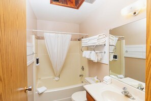 Een haardroger, een bidet, handdoeken