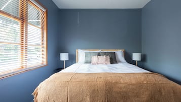 House | 2 bedrooms, iron/ironing board, free WiFi