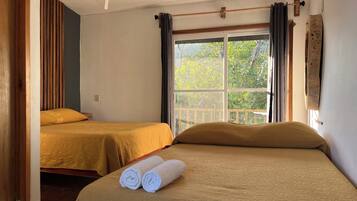 Habitación cuádruple familiar, 2 camas Queen size, balcón | Wifi gratis y ropa de cama