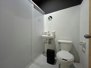 Familien-Vierbettzimmer, 2 Queen-Betten, Balkon | Badezimmer