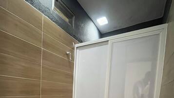 Suite estudio Confort | Baño | Regadera, toallas, jabón, shampoo