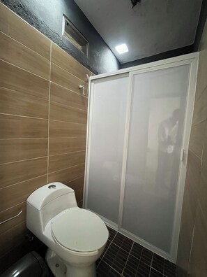 Shower, towels, soap, shampoo - Finca San Antonio (Pluma Hidalgo)