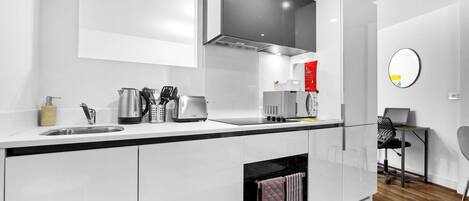 Køleskab, mikrobølgeovn, ovn, kogeplade