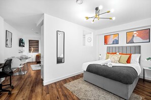 1 bedroom, desk, iron/ironing board, travel cot - Birmingham Styled Short Stay (Birmingham)