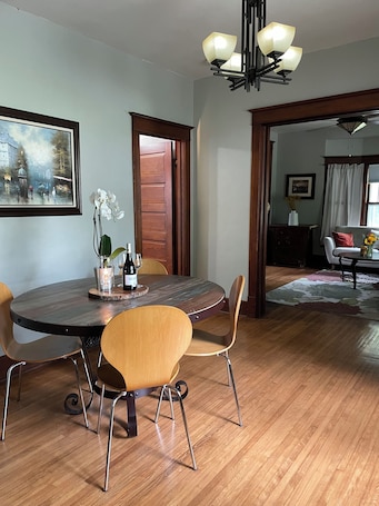 Dining. Charming 2-bedroom house in lovely Algona with WiFi, AC
