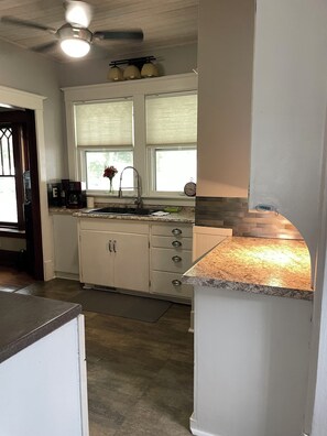 Fridge, microwave, oven, stovetop - Charming 2-bedroom house in lovely Algona with WiFi, AC (Algona)