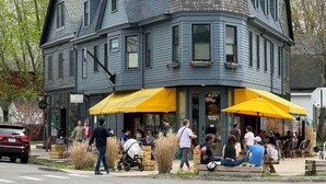 A corner building with a storefront and yellow awnings. - Reno'd 5Pts Buffalo Gem - Parking/Walkable with WiFi and AC (Buffalo)