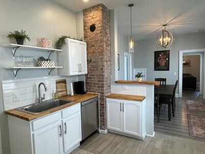 Reno'd 5Pts Buffalo Gem - Parking/Walkable with WiFi and AC