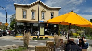 A building with a storefront and outdoor seating area. - Reno'd 5Pts Buffalo Gem - Parking/Walkable with WiFi and AC (Buffalo)