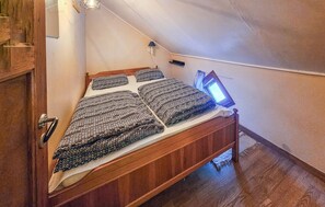 5 bedrooms, travel cot