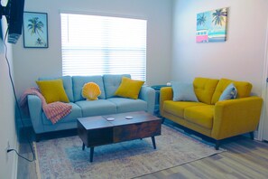 Una Smart TV, una mesa de tenis de mesa