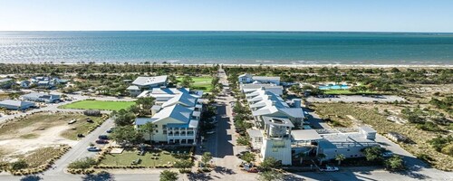 Enjoy a spacious 5-bedroom house all to yourself with easy beach access or Pools