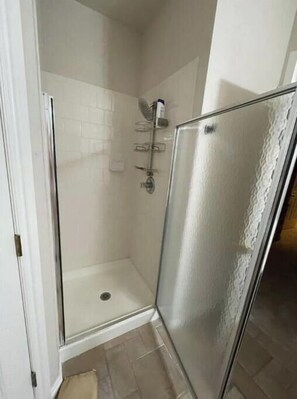 Douche, baignoire à remous, séchoir à cheveux, serviettes fournies