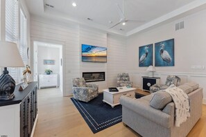 Smart TV, chimenea y libros 