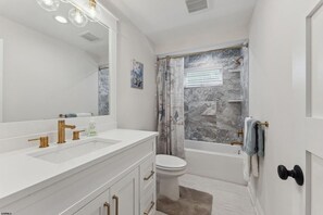 Douche, sèche-cheveux, serviettes fournies, savon