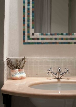 تجهيزات دش، مراحيض شطف، مناشف، صابون