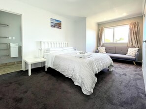2 slaapkamers, een bureau, een strijkplank/strijkijzer, reisbedje