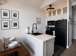 Fridge, microwave, oven, dishwasher - SL 407: Unbeatable Village & majestic mountain views!  Free hot tub! (Snowshoe)