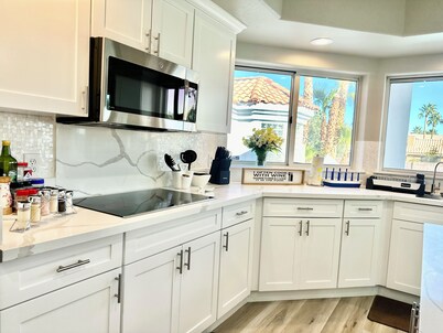 5BR Luxury Oasis Pool &Karaoke Near Strip Secure & Quite