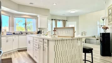 Kjøleskap, mikrobølgeovn, ovn og kokeplater