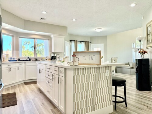 5BR Luxury Oasis Pool &Karaoke Near Strip Secure & Quite