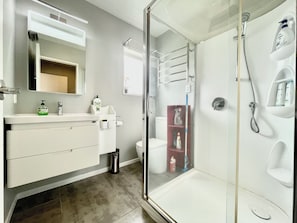 Douche, sèche-cheveux, serviettes fournies, savon