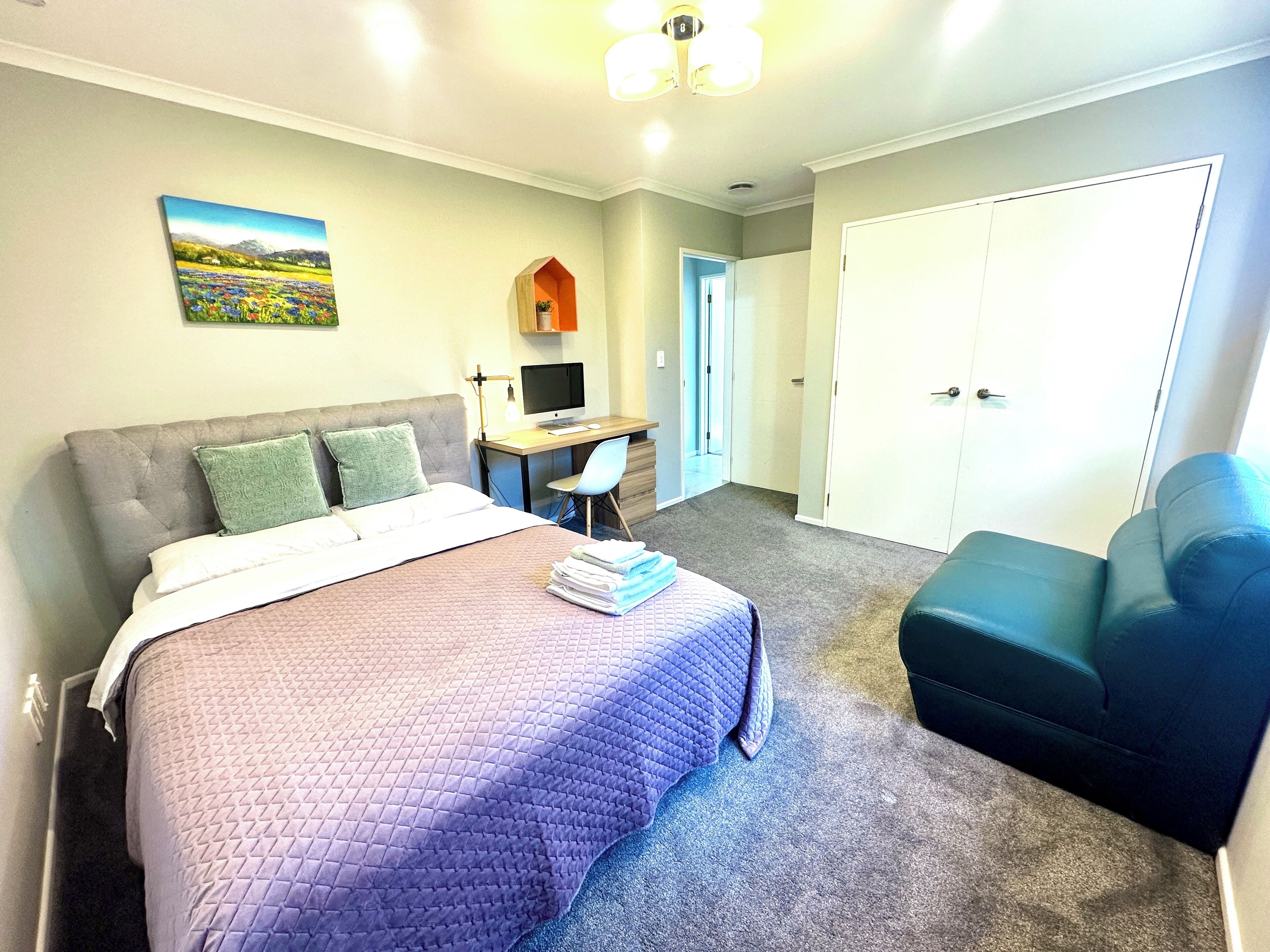 2 soverom, skrivebord, strykejern/-brett og reiseseng for barn