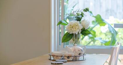 Modern private 2 bedroom home unit in Albany-Walk distance to Rosedale Park