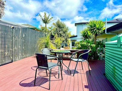 Modern private 2 bedroom home unit in Albany