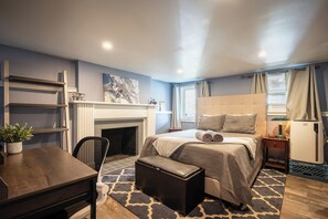 5 habitaciones, escritorio y tabla de planchar con plancha