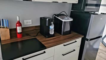Réfrigérateur, micro-ondes, plaque de cuisson, cafetière/bouilloire