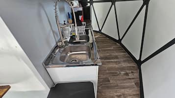 Refrigerador, microondas, parrilla de estufa y cafetera y tetera