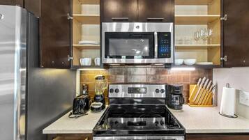 Køleskab, mikrobølgeovn, ovn, kogeplade