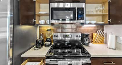 Cozy 1-bedroom apartment in Austin with Free Wi-Fi, fitness room, Pool, Parking