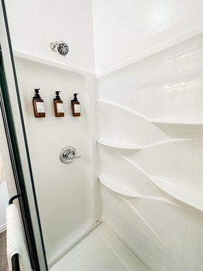Ducha, secador de pelo, bidet, toallas