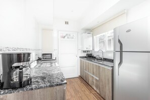 Refrigerador, microondas, horno, cafetera/tetera