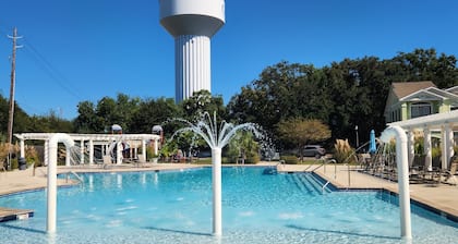 5 min walk to the beach!!! In this 945 sq feet 1bed, 1bed Condo!!!