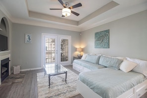 1 chambre, fer et planche à repasser, lit de bébé portatif